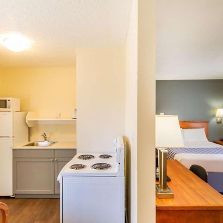 Econo Lodge Inn & Suites University Calgary Exterior photo