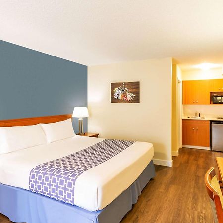 Econo Lodge Inn & Suites University Calgary Exterior photo