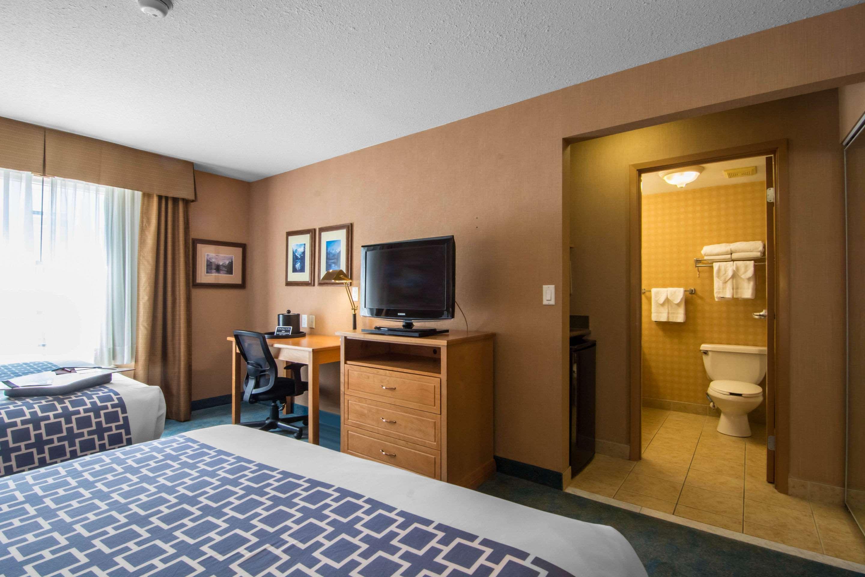 Econo Lodge Inn & Suites University Calgary Exterior photo