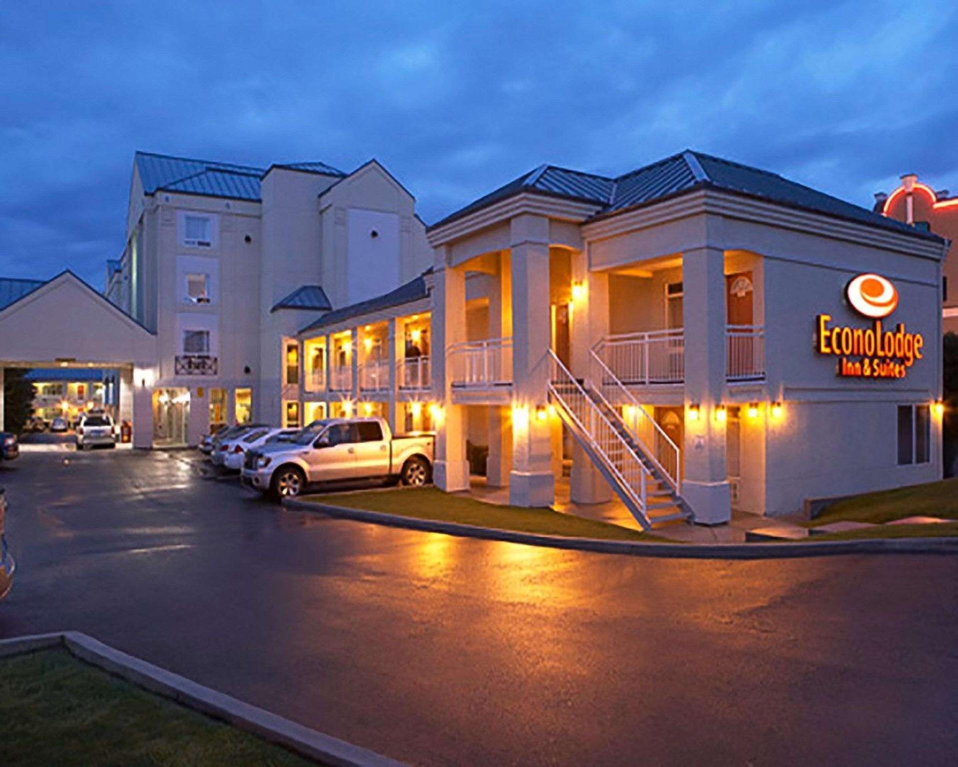 Econo Lodge Inn & Suites University Calgary Exterior photo