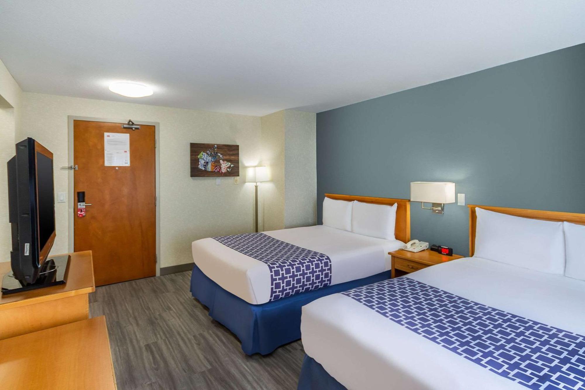 Econo Lodge Inn & Suites University Calgary Exterior photo