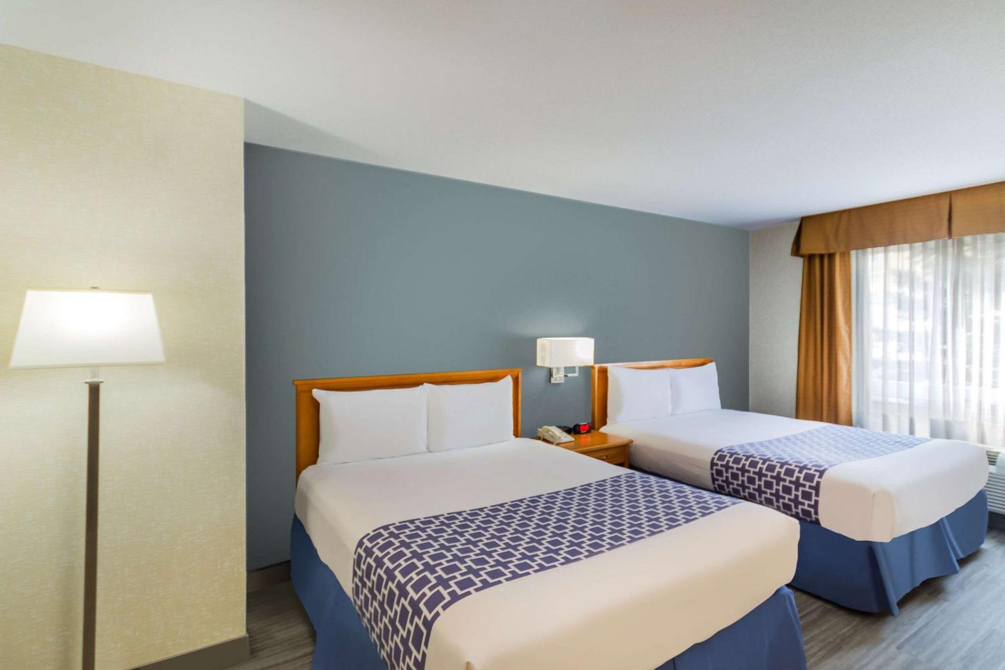 Econo Lodge Inn & Suites University Calgary Exterior photo