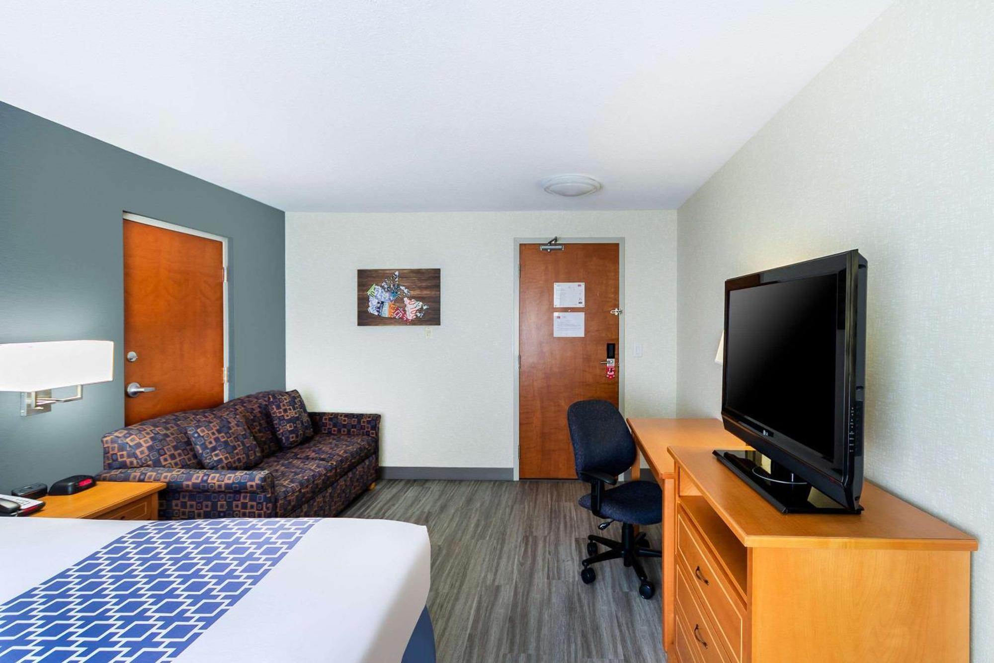 Econo Lodge Inn & Suites University Calgary Exterior photo