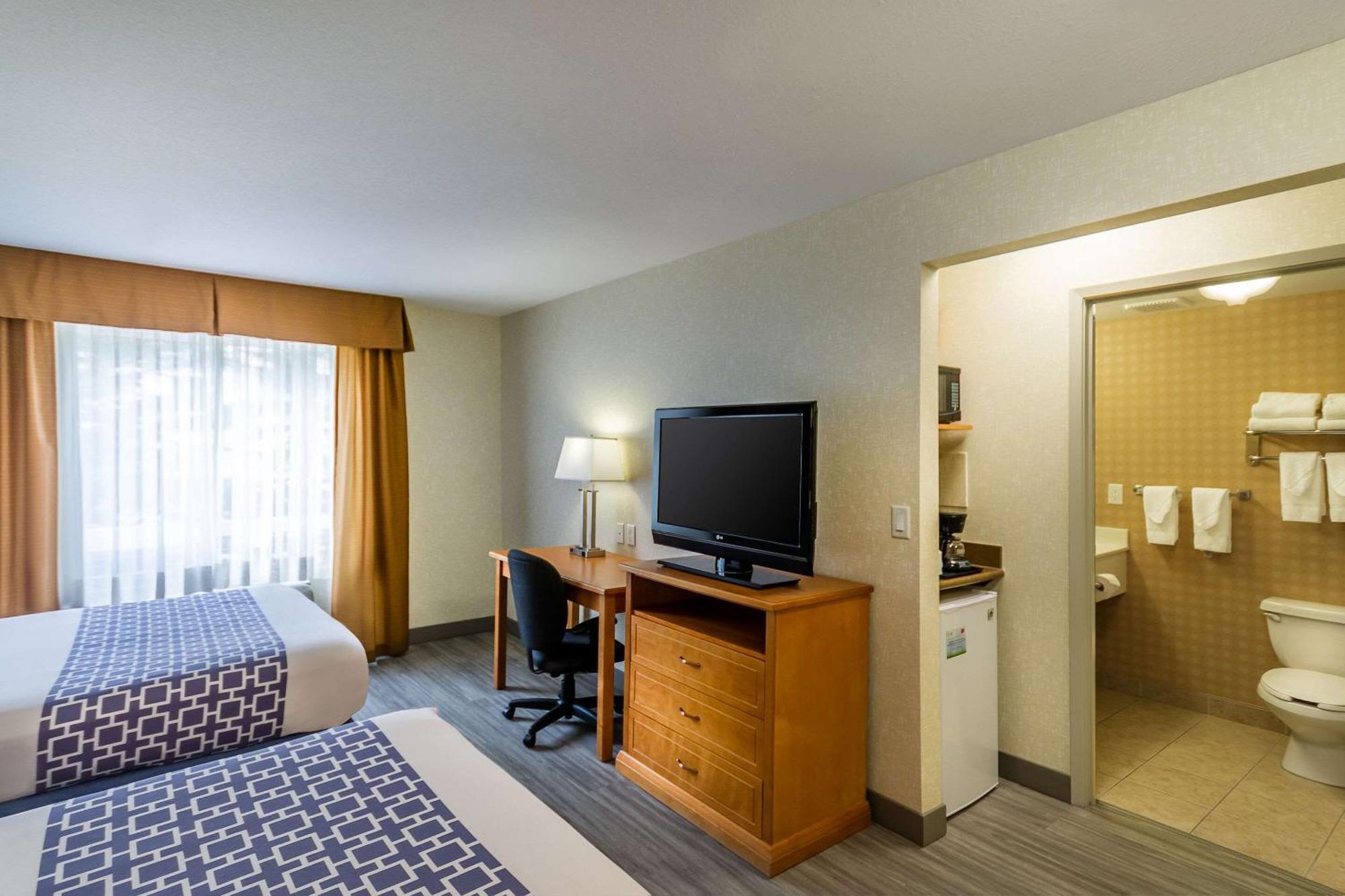 Econo Lodge Inn & Suites University Calgary Exterior photo
